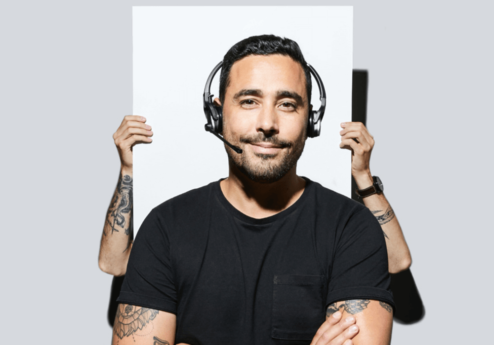 Lächelnder Support-Spezialist mit Headset